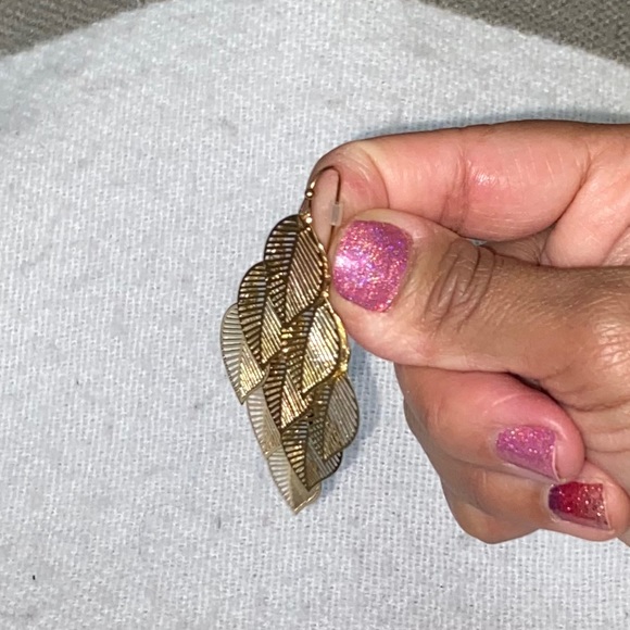 ✨NWOT✨ Avon Gold “Leaf” Dangle Earrings✨ - Picture 6 of 7